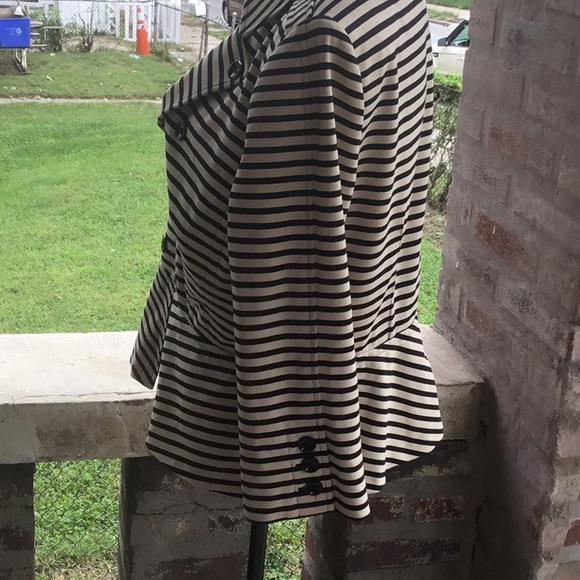 TAHARI.by Arthur S. Levine. Black and Tan jacket. - Picture 4 of 5